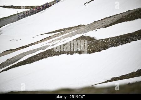 Capua, Italie. 12th mai 2023. Le pack de cavaliers est entouré de neige sur leur chemin jusqu'à la fin de la septième étape de la course de vélo Giro d'Italia 2023, de Capua à Gran Sasso d'Italia (218km), en Italie, vendredi 12 mai 2023. Le Giro 2023 a lieu du 06 au 28 mai 2023. BELGA PHOTO JASPER JACOBS crédit: Belga News Agency/Alay Live News Banque D'Images