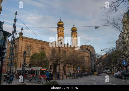 Budapest, Hongrie - 25 novembre 2022 : la façade de la grande synagogue de Budapest, Hongrie, au crépuscule. Banque D'Images