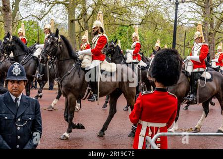 Les membres de la Cavalerie de la maison prennent part à la procession du roi le long du Mall, le couronnement du roi Charles III, Londres, Royaume-Uni. Banque D'Images