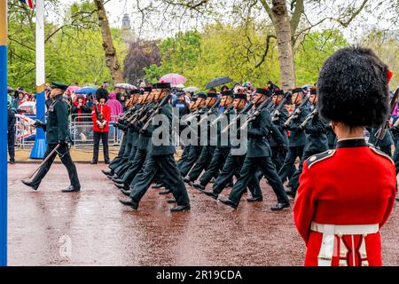 Les soldats de l'armée britannique (les Gurkhas) prennent part à la procession du roi le long du Mall, le couronnement du roi Charles III, Londres, Royaume-Uni. Banque D'Images