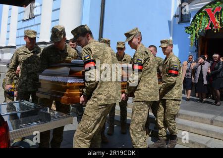 Kiev, Ukraine. 12th mai 2023. Le personnel militaire ukrainien porte le cercueil avec le corps du militaire Oleksiy Khabatyuk lors d'un service commémoratif à St. Cathédrale de Michael à Kiev. Oleksiy Khabatiuk s'est enrôlé dans les forces armées d'Ukraine en février 2022 au début de l'invasion à grande échelle de l'armée russe sur le territoire de l'Ukraine. Mort au combat sur 4 mai 2023. Crédit : SOPA Images Limited/Alamy Live News Banque D'Images