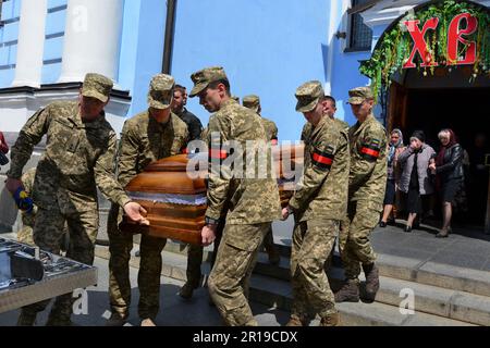 Kiev, Ukraine. 12th mai 2023. Le personnel militaire ukrainien porte le cercueil avec le corps du militaire Oleksiy Khabatyuk lors d'un service commémoratif à St. Cathédrale de Michael à Kiev. Oleksiy Khabatiuk s'est enrôlé dans les forces armées d'Ukraine en février 2022 au début de l'invasion à grande échelle de l'armée russe sur le territoire de l'Ukraine. Mort au combat sur 4 mai 2023. Crédit : SOPA Images Limited/Alamy Live News Banque D'Images