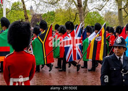 Les soldats britanniques portent les drapeaux des pays du Commonwealth dans le cadre de la procession du roi, le couronnement du roi Charles III, The Mall, Londres, Royaume-Uni Banque D'Images