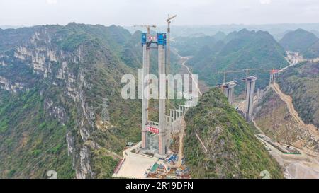 Qianxinan, Chine. 12th mai 2023. QIANXINAN, CHINE - 12 MAI 2023 - photo aérienne prise sur 12 mai 2023 montre le pont de la gorge de Huajiang en construction sur l'autoroute Liuzhi-Anlong à Qianxinan, province de Guizhou, Chine. Le pont Huajiang Canyon est un pont suspendu à poutres en acier d'une longueur totale de 2 890 mètres et d'une portée principale de 1 420 mètres. La différence de hauteur verticale entre le plancher du pont et la surface de l'eau est de 625 mètres. Le pont devrait être terminé en 2025. (Photo par Costfoto/NurPhoto) crédit: NurPhoto SRL/Alay Live News Banque D'Images