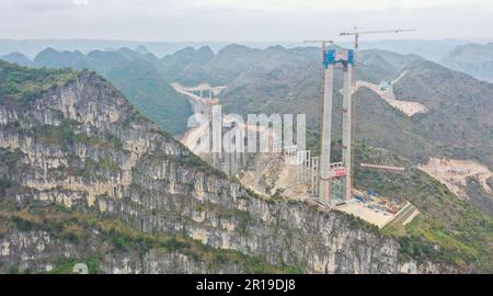 Qianxinan, Chine. 12th mai 2023. QIANXINAN, CHINE - 12 MAI 2023 - photo aérienne prise sur 12 mai 2023 montre le pont de la gorge de Huajiang en construction sur l'autoroute Liuzhi-Anlong à Qianxinan, province de Guizhou, Chine. Le pont Huajiang Canyon est un pont suspendu à poutres en acier d'une longueur totale de 2 890 mètres et d'une portée principale de 1 420 mètres. La différence de hauteur verticale entre le plancher du pont et la surface de l'eau est de 625 mètres. Le pont devrait être terminé en 2025. (Photo par Costfoto/NurPhoto) crédit: NurPhoto SRL/Alay Live News Banque D'Images