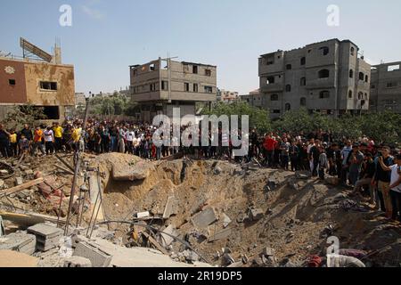 Gaza, Palestine. 12th mai 2023. Les Palestiniens se réunissent près d'un bâtiment détruit appartenant à la famille Taha après les attaques israéliennes dans le camp de Jabalia, au nord de Gaza, à Gaza, sur 12 mai 2023. Photo de Ramez Habboub/ABACAPRESS.COM crédit: Abaca Press/Alay Live News Banque D'Images