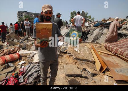 Gaza, Palestine. 12th mai 2023. Les Palestiniens se réunissent près d'un bâtiment détruit appartenant à la famille Taha après les attaques israéliennes dans le camp de Jabalia, au nord de Gaza, à Gaza, sur 12 mai 2023. Photo de Ramez Habboub/ABACAPRESS.COM crédit: Abaca Press/Alay Live News Banque D'Images