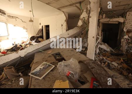 (230512) -- REHOVOT, 12 mai 2023 (Xinhua) -- cette photo prise sur 12 mai 2023 montre un appartement d'un immeuble résidentiel qui a été endommagé par une fusée lancée de Gaza, à Rehovot, en Israël. Un homme israélien a été tué jeudi après-midi alors que des roquettes de Gaza frappaient un bâtiment résidentiel dans le sud d'Israël, après que deux commandants de roquettes palestiniens aient été tués par des frappes aériennes israéliennes plus tôt dans la journée. La fusée a frappé le deuxième étage d'un immeuble résidentiel de quatre étages à Rehovot, une ville située à 25 km au sud de tel Aviv, a déclaré les services d'incendie et de secours d'Israël. (Photo de Gil Cohen Mag Banque D'Images