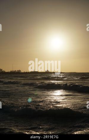 Vue sur le coucher du soleil le long de la Méditerranée à Alexandira, Egypte Banque D'Images