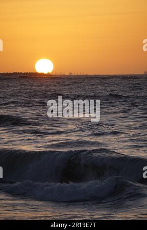 Vue sur le coucher du soleil le long de la Méditerranée à Alexandira, Egypte Banque D'Images