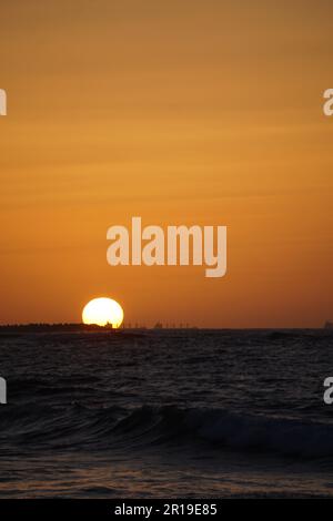 Vue sur le coucher du soleil le long de la Méditerranée à Alexandira, Egypte Banque D'Images