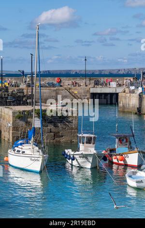 Divers bateaux amarrés dans le pittoresque port de Newquay, en Cornouailles, au Royaume-Uni. Banque D'Images