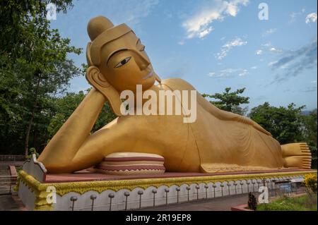 Statue couchée de 100 pieds de couleur dorée du Seigneur Bouddha, située au temple Vimukti Bibeshan Bhabna Kendra, Cox's Bazar, Bangladesh Banque D'Images