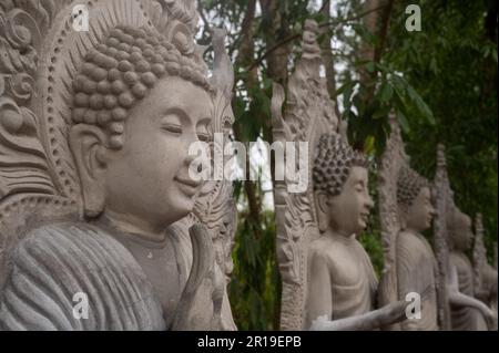 Statue assise de Bouddha au temple Vimukti Bibeshan Bhabna Kendra situé à Ramu près de Cox's Bazar, Bangladesh Banque D'Images