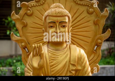 Statue assise dorée de Bouddha au temple Vimukti Bibeshan Bhabna Kendra situé à Ramu près de Cox's Bazar, Bangladesh Banque D'Images