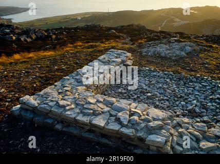 Fondations en pierre d'une tour de guet romaine de C4th sur le sommet de la montagne de Holyhead, Anglesey, pays de Galles, Royaume-Uni, regardant SSW au-dessus de la baie de bosom d'Abraham. Banque D'Images