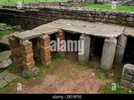 Vestiges d'un hypocalt (système de chauffage au sol) dans la salle de bains de la maison du commandant à l'intérieur du fort romain de Chesters, mur d'Hadrien, Angleterre, Royaume-Uni Banque D'Images