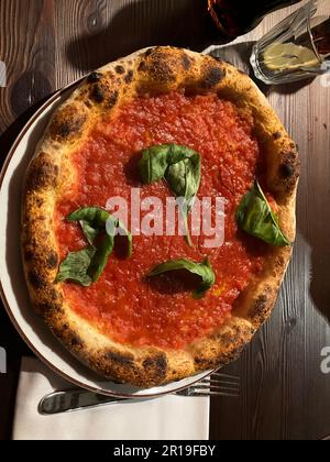 Pizza savoureuse dans un restaurant à Milan Banque D'Images