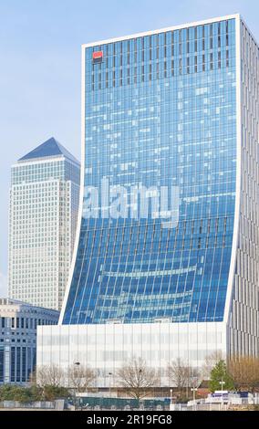 La Société générale kyscraper se trouve dans le quartier financier de Canary Wharf, au bord de la Tamise, à Londres, en Angleterre. Banque D'Images