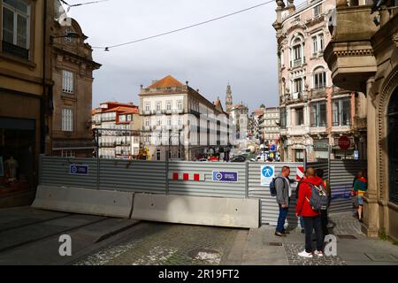 Chantier de construction du nouveau projet de métro de la ligne Pink sur Praça da Liberdade à côté de la gare de Sao Bento, Porto / Porto, Portugal Banque D'Images