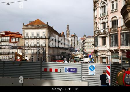 Chantier de construction du nouveau projet de métro de la ligne Pink sur Praça da Liberdade à côté de la gare de Sao Bento, Porto / Porto, Portugal Banque D'Images