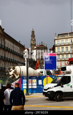 Chantier de construction du nouveau projet de métro de la ligne Pink sur Praça da Liberdade à côté de la gare de Sao Bento, Porto / Porto, Portugal Banque D'Images