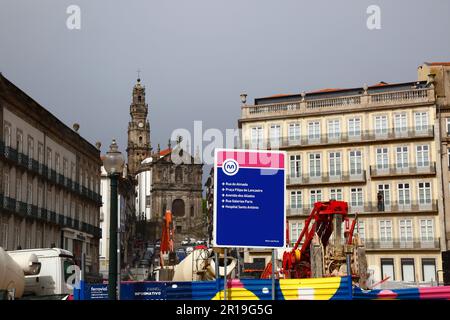 Chantier de construction du nouveau projet de métro de la ligne Pink sur Praça da Liberdade à côté de la gare de Sao Bento, Porto / Porto, Portugal Banque D'Images