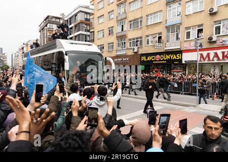 Istanbul, Istanbul, Turquie. 12th mai 2023. Le président turc Recep Tayyip Erdogan délèse la main à ses partisans en arrivant à un rassemblement électoral pour le Parti de la justice et du développement (AKP) dans le quartier bahcelievler du centre d'Istanbul. Les candidats à la présidence de tous les partis organisent des rassemblements de campagne dans toute la Turquie au cours des derniers jours. (Credit image: © Shady Alassar/ZUMA Press Wire) USAGE ÉDITORIAL SEULEMENT! Non destiné À un usage commercial ! Banque D'Images