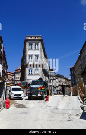 Chantier de construction du nouveau projet de métro de la ligne Pink sur Rua de Mouzinho da Silveira, Porto / Porto, Portugal Banque D'Images