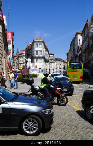 Congestion routière sur Rua de Mouzinho da Silveira à côté du chantier de construction du nouveau projet de métro de la ligne rose, Porto / Porto, Portugal Banque D'Images