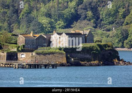 Long plan de bâtiments historiques sur l'île de Drakes, juste au sud de Plymouth, dans le détroit de Plymouth. Acheté en 2019 par l'homme d'affaires Morgan Phillips. Plans pour lui Banque D'Images