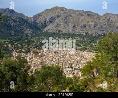 Vue vers le bas sur la belle ville cathédrale de Pollença depuis le sommet de Puig de Maria dans les montagnes Tramuntana de Majorque Espagne Banque D'Images