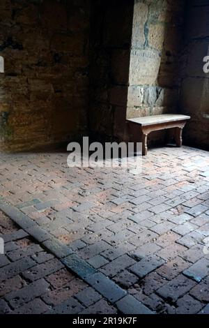 sol en brique et banc en bois rustique artisanal unique dans le bâtiment du château de l'écosse Banque D'Images