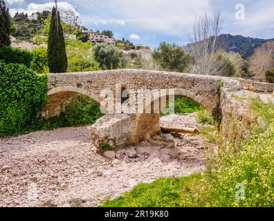 Pont Roma le pont romain au-dessus du torrent sec de Sant Jordi à travers Pollenca dans les montagnes Tramuntana de Majorque Espagne Banque D'Images