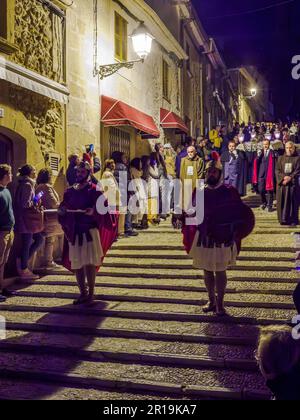 Procession de Pâques la 'Escalinata' où des centaines de pénitents précèdent le corps du Christ sur les 365 marches de la colline de Calvari à Pollenca Majorque Banque D'Images