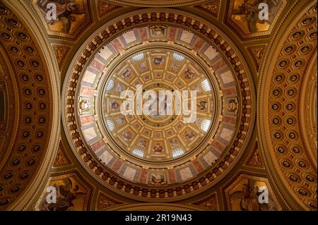 Dôme de la basilique Saint-Étienne dans le centre de Budapest, capitale de la Hongrie. Vue intérieure du dôme principal de la cathédrale catholique. Banque D'Images