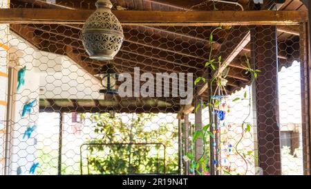 Patio dans une maison d'été. Belles décorations anciennes dans un patio en été. Banque D'Images