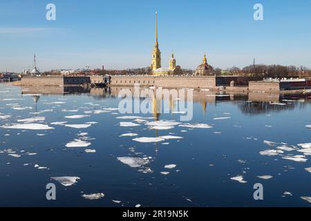 Dérive de glace de printemps aux murs de l'ancienne forteresse Pierre et Paul. Avril à Saint-Pétersbourg. Russie Banque D'Images