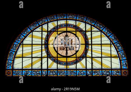 Vitrail de la basilique Saint-Étienne (cathédrale) dans le centre de Budapest, Hongrie. Banque D'Images