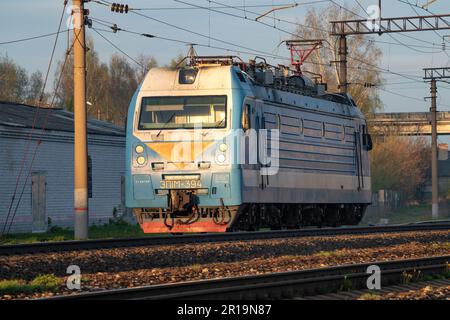 SHARYA, RUSSIE - 02 MAI 2023 : locomotive électrique moderne russe EP1M-394 sur les voies ferrées de la gare de Sharya Banque D'Images