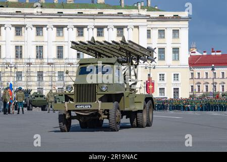 SAINT-PÉTERSBOURG, RUSSIE - 04 MAI 2023: BM-13N (Katyusha) système de lance-roquettes multiple basé sur la voiture Studebaker US6 sur la répétition du Victo Banque D'Images