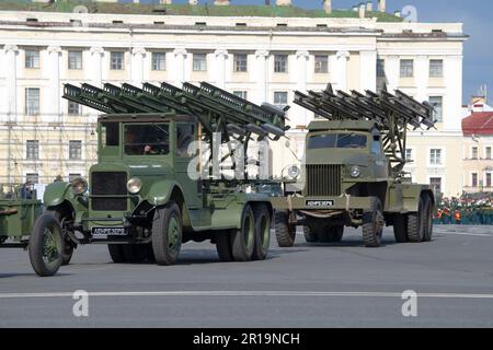 SAINT-PÉTERSBOURG, RUSSIE - 04 MAI 2023: BM-13N (Katyusha) systèmes de lance-roquettes multiples basés sur les véhicules ZIS-6 et Studebaker US6 sur la répétition Banque D'Images