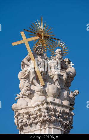 Colonne de la Sainte Trinité au Bastion des pêcheurs adjacent à l'église Matthias sur la colline Buda surplombant le Danube à Budapest, capitale de la Hongrie. Banque D'Images