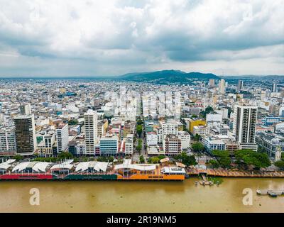 Vue aérienne de Malecon Simon Bolivar à Guayaquil, un lieu de loisirs pour les habitants et les touristes près de la ville. Banque D'Images