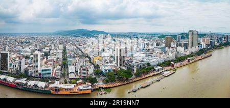 Vue panoramique aérienne de Malecon Simon Bolivar à Guayaquil, un lieu de loisirs pour les habitants et les touristes près de la ville. Banque D'Images