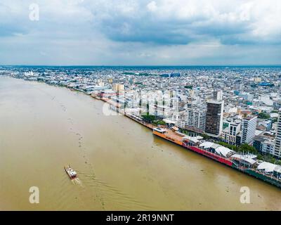 Vue aérienne de Malecon Simon Bolivar à Guayaquil, un lieu de loisirs pour les habitants et les touristes près de la ville. Banque D'Images