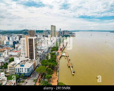 Vue aérienne de Malecon Simon Bolivar à Guayaquil, un lieu de loisirs pour les habitants et les touristes près de la ville. Banque D'Images