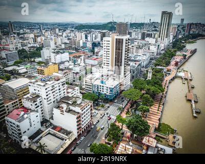 Vue aérienne de Malecon Simon Bolivar à Guayaquil, un lieu de loisirs pour les habitants et les touristes près de la ville. Banque D'Images