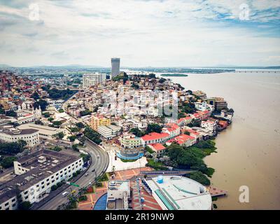 Vue aérienne de Malecon Simon Bolivar et Cerro Santa Ana à Guayaquil, un lieu de loisirs pour les habitants et les touristes près de la ville. Banque D'Images