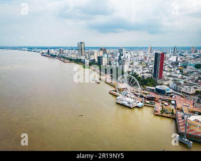 Vue aérienne de Malecon Simon Bolivar à Guayaquil, un lieu de loisirs pour les habitants et les touristes près de la ville. Banque D'Images